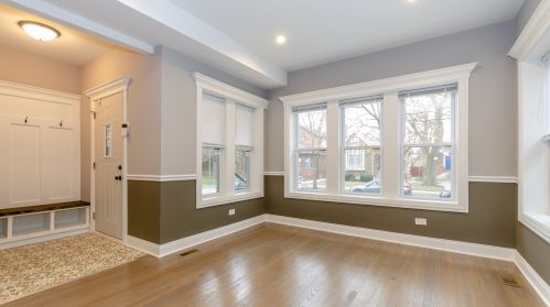 7614 Chappel Ave, Chicago, IL 60649-4129