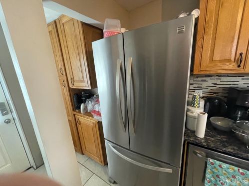 4 Columbus Ave, Edison NJ 08817-5240 exterior