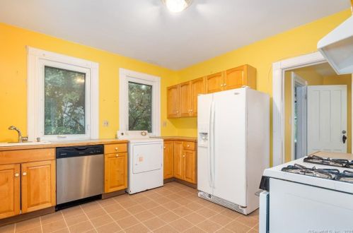 17 Chestnut St, Greenwich CT 06830-5952 exterior