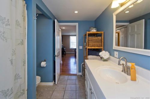 82 Mullen Rd, Enfield CT 06082-6033 exterior