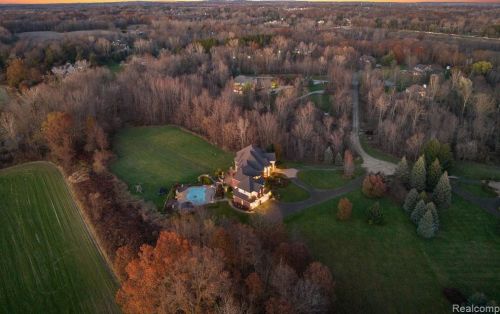 2384 Pebble Crk Dr, Rochester MI 48363-2228 exterior