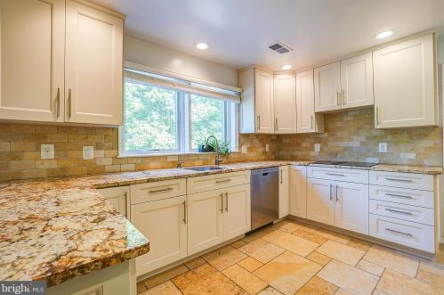 9400 Fox Hollow Dr, Rockville MD 20854-2083 exterior