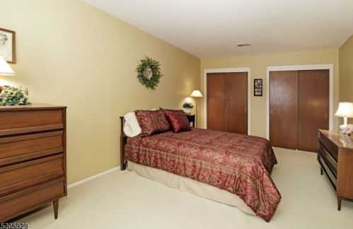 13 Castle Rdg Dr, East Hanover NJ 07936-3558 exterior