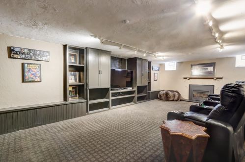 5525 Berkeley Blvd, Milwaukee WI 53217-5139 exterior