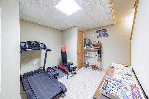 201 Winterset Dr, Springfield MA 01129-1850 exterior