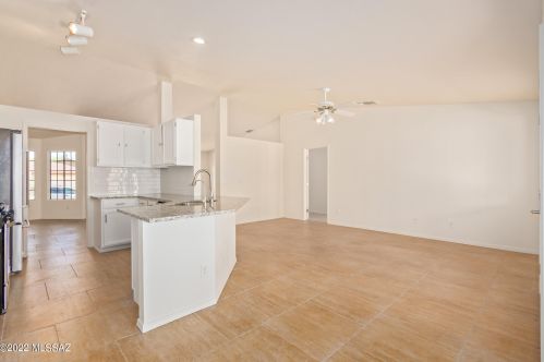 9961 Falcon Point Dr, Tucson AZ 85730-6129 exterior