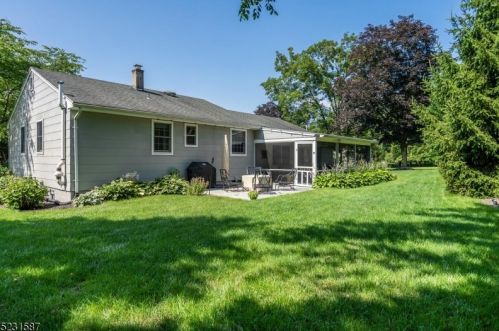 3 Hillside Dr, Clinton NJ 08809-1244 exterior