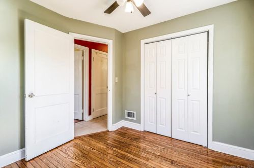 12 Monroe St, North Haven CT 06473-1813 exterior