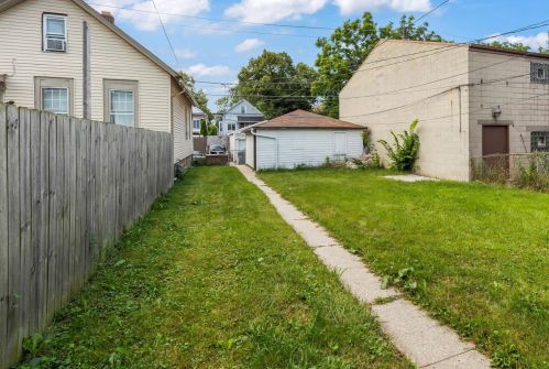 2029 11 St, Milwaukee WI 53204-3827 exterior