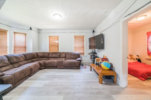 4028 Barnes Ave, Bronx NY 10466-4310 exterior