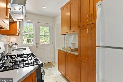 18 Masonic Vw Ave, Alexandria VA 22301-2204 exterior