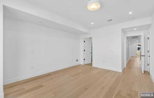 152 Morningside Ln, Palisades Park NJ 07650-1918 exterior