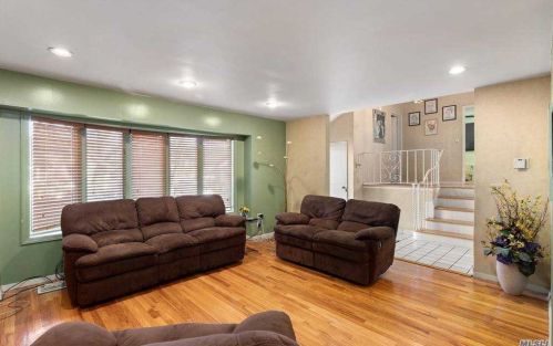 1045 Lawrence Ct, Valley Stream NY 11581-2709 exterior