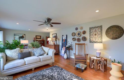 306 Blf Vw Dr, Lancaster PA 17601-4136 exterior