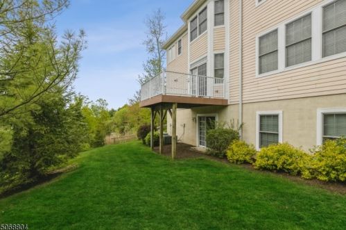 10 Baxter Ln, Town Center NJ 07052-1429 exterior