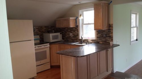 99 River Rd, Windsor Locks, CT 06096-2841