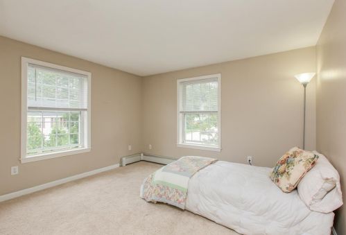 4 Devinne Dr, Concord NH 03301-5900 exterior