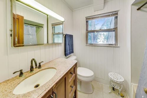 1818 Lunt Ave, Chicago IL 60645-3005 exterior