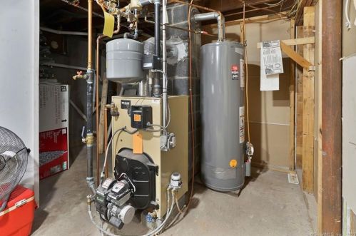 45 Old King St, Enfield CT 06082-5516 exterior