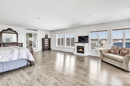 4 Lawrence Ct, Milford CT 06460-7336 exterior