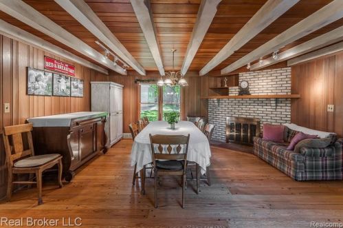 1300 Grandview Dr, Rochester MI 48306-4038 exterior