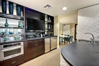 5550 Wilshire Blvd, Los Angeles CA  90036-3809 exterior