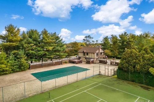 201 Foxwood Ln, Milford CT 06461-2733 exterior