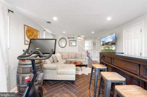 8213 Cooper St, Alexandria VA 22309-1052 exterior