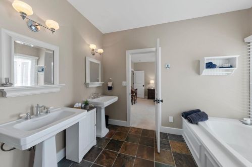 2332 Divot Dr, Saint Louis MO 63131-3240 exterior