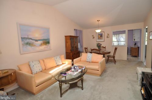 5 Meadowwood Ct, Columbus NJ 08022-1026 exterior