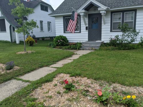 1158 Hollywood St, Grand Rapids, MI 49505-3838