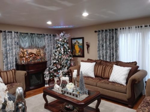 470 38th St, Paterson, NJ 07504-1402