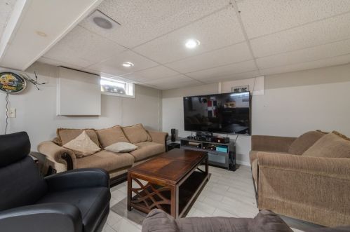 31 Ravenwood St, Springfield MA 01119-2202 exterior