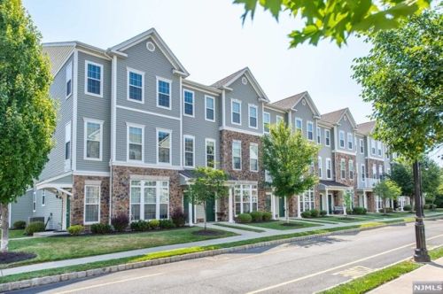 17 Jasmine Ln, Outwater, NJ 07026-3566