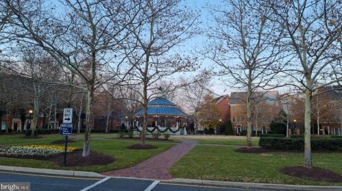 5082 Donovan Dr, Alexandria VA 22304-7755 exterior