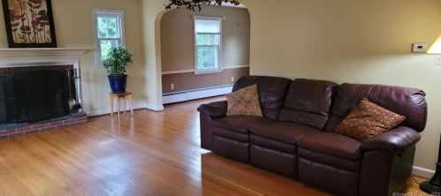 52 Eastview Dr, Windsor, CT 06095-1823