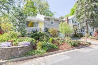 7 Buckingham Garden Pkwy, Maplewood, NJ 07040-1214