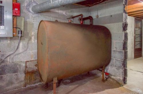 18 Grv St, Enfield CT 06082-4755 exterior