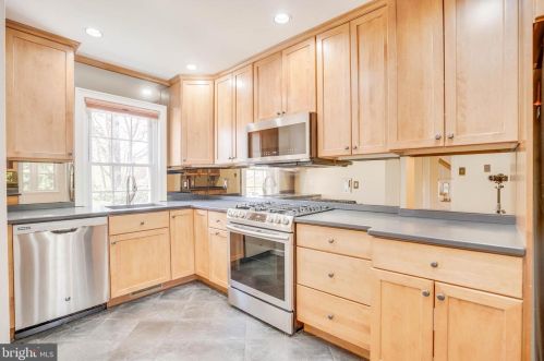 617 Azalea Dr, Rockville MD 20850-2010 exterior