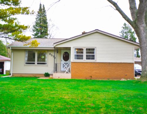 8578 52nd St, Milwaukee, WI 53223-3075