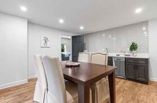 6160 Heards Creek Dr, Atlanta GA  30328-3635 exterior