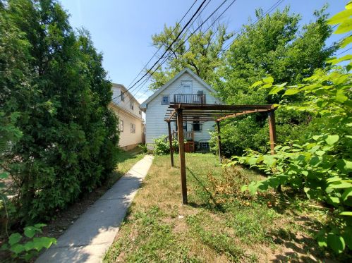 4906 37th St, Milwaukee WI  53221-2529 exterior