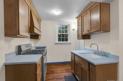 83 Maple St, Ellington CT  06029-3350 exterior