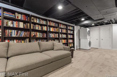 101 Walnut Blvd, Rochester MI 48307-2051 exterior