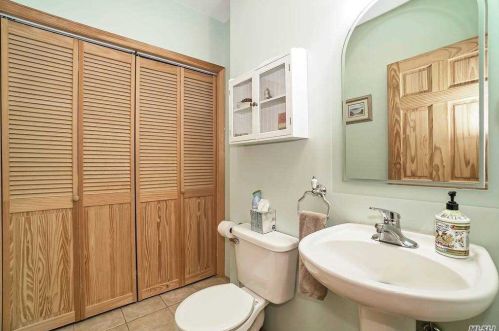 9 Laurel Ln, Commack NY 11725-4110 exterior