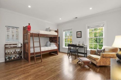 33 Hl Rd, Greenwich CT 06830-4043 exterior