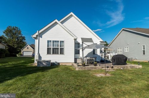 1315 Creekside Ln, Quakertown PA 18951-2842 exterior