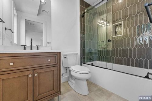 380 Lincoln Ave, Cliffside Park NJ 07010-1822 exterior