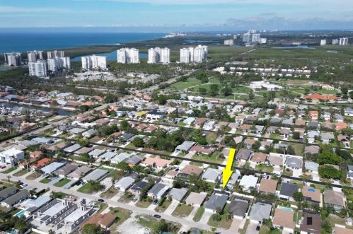 559 107 Ave, Naples FL 34108-1854 exterior