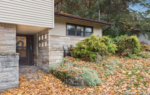 431 Greenbrier Dr, Grand Rapids MI  49546-2235 exterior